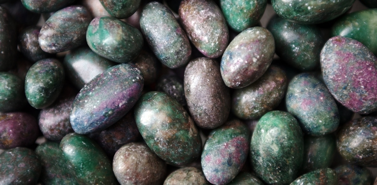 Anyolit Tasi Nedir Ozellikleri Anlami Faydalari Ve Kullanimi