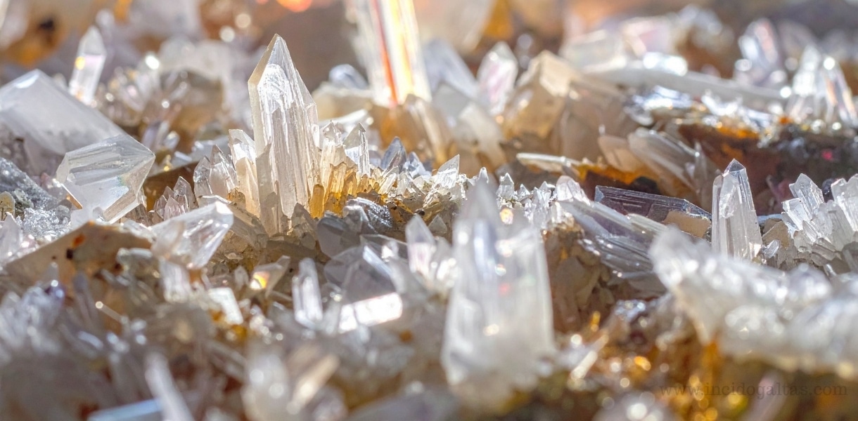 Kristal Kuvars Tasi Nedir Ozellikleri Anlami Faydalari Ve Kullanimi