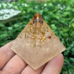 Orgonit Piramit Cakra Tasli Bakir Agac Ve Kuvars Zemin Orgonit Piramit Cakra Tasli Bakir Agac Ve Kuvars Zemin