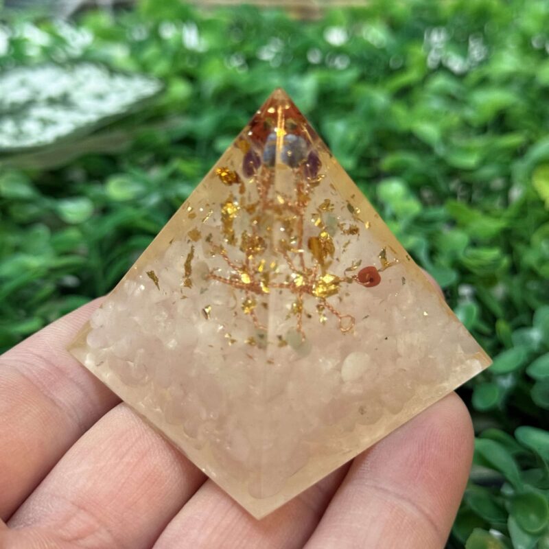 Orgonit Piramit Cakra Tasli Bakir Agac Ve Kuvars Zemin Orgonit Piramit Cakra Tasli Bakir Agac Ve Kuvars Zemin