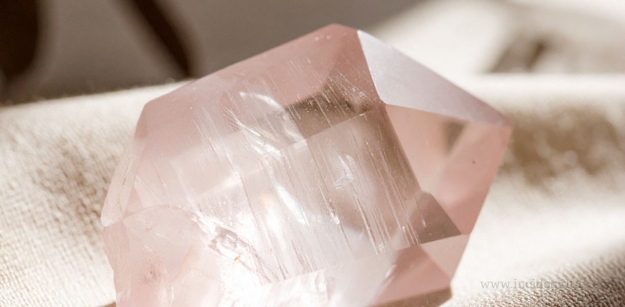 Pembe Kuvars Tasi Nedir Ozellikleri Anlami Faydalari Ve Kullanimi